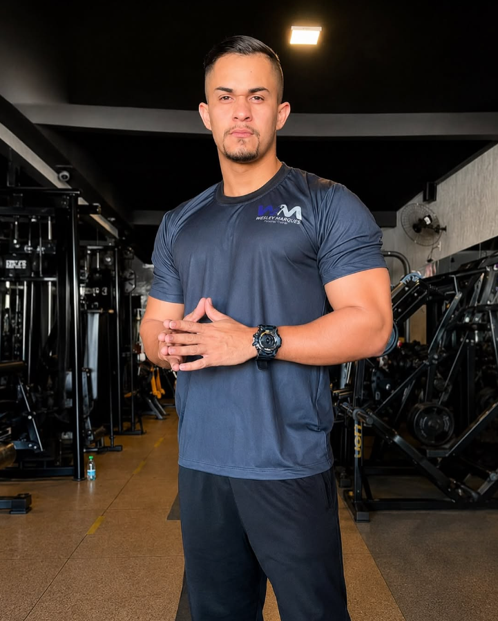 Wesley Marques com uniforme de personal trainer na academia